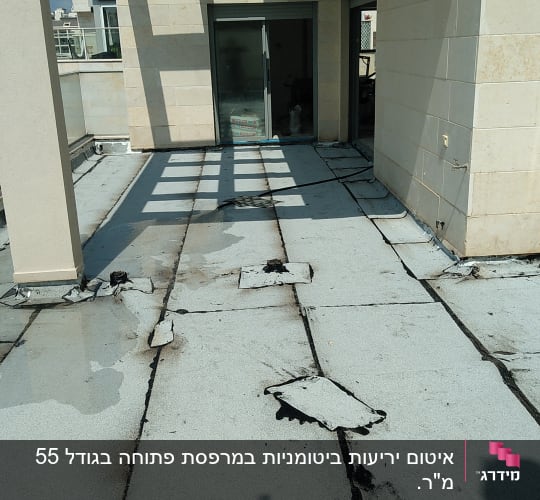 גג עם חומרי איטום ונזקי מים